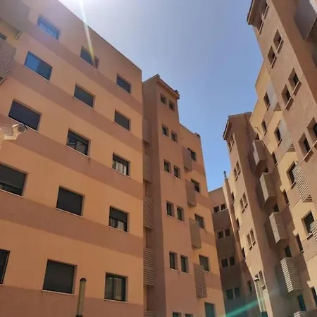Costa Breeze Retreat - Near Airport, Beach, Train *
