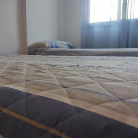 Costa Breeze Retreat - Near Airport, Beach, Train *