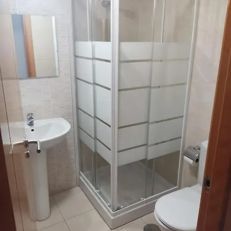 Costa Breeze Retreat - Near Airport, Beach, Train *